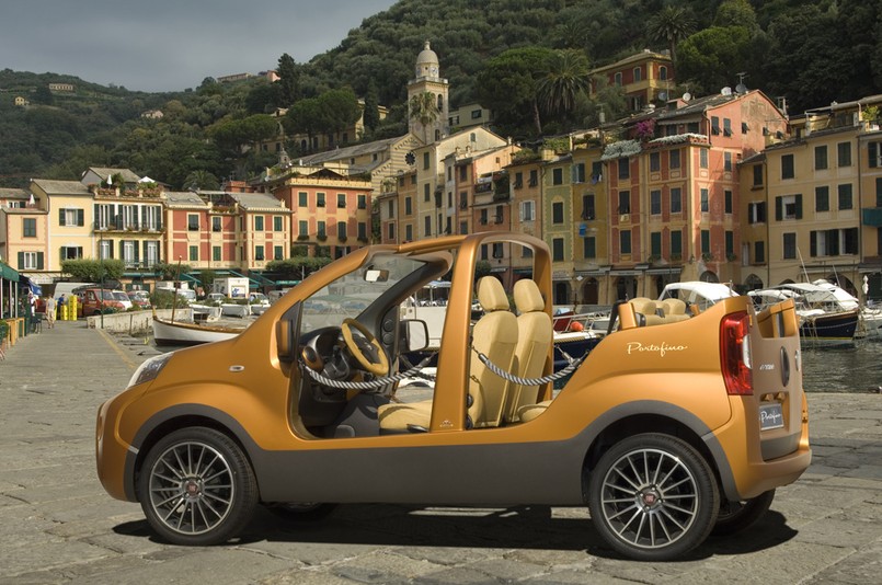 Oto show van portofino - mały Fiat na plażę