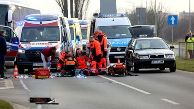 Taksówkarz potrącił 12-latka na hulajnodze. Chłopak walczy o życie