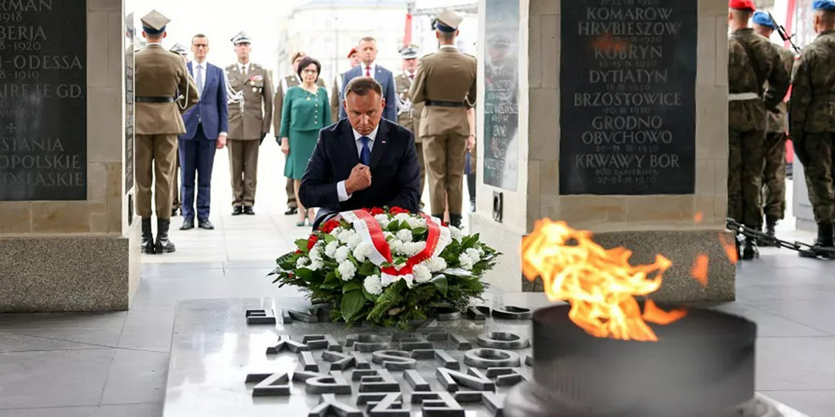 Andrzej Duda składa wieniec na grobie Nieznanego Żołnierza w Warszawie. 