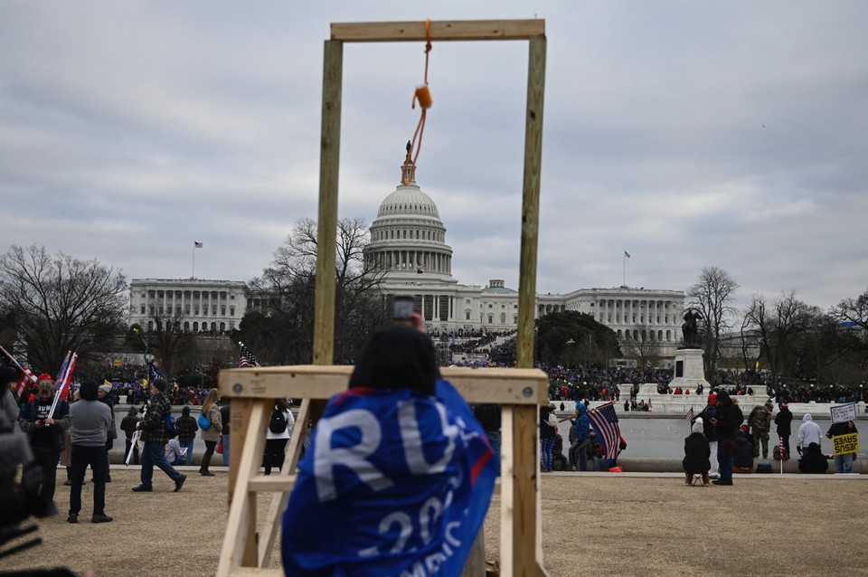 Szubienica przed Kapitolem, na której zwolennicy Trumpa chcieli powiesić wiceprezydenta Mike'a Pence'a