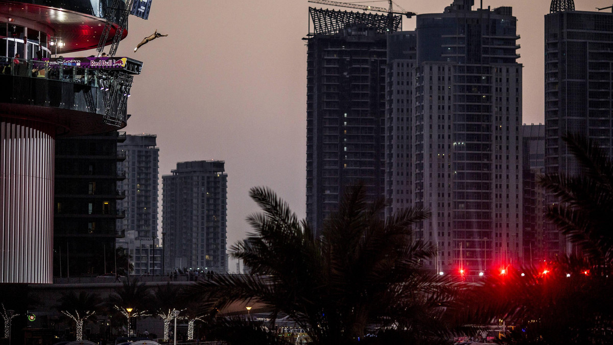 Po ośmiu emocjonujących konkursach w różnych zakątkach naszej planety Światowa Seria Red Bull Cliff Diving zadebiutuje w Dubaju. Największy z dotychczasowych sezonów zakończy się pierwszym w historii nocnym przystankiem rozegranym na tle słynnych drapaczy chmur, w tym najwyższego budynku świata Burj Khalifa. Ostatnie starcie elity cliff divingu na podświetlonej 28-metrowej platformie zakończy się koronacją mistrza i mistrzyni. O ostatnie punkty oraz szansę startu w przyszłorocznym cyklu powalczy Polak, Krzysztof Kolanus. Zawody na żywo można obejrzeć na Red Bull TV, początek transmisji w piątek (28 października) o 19.50.