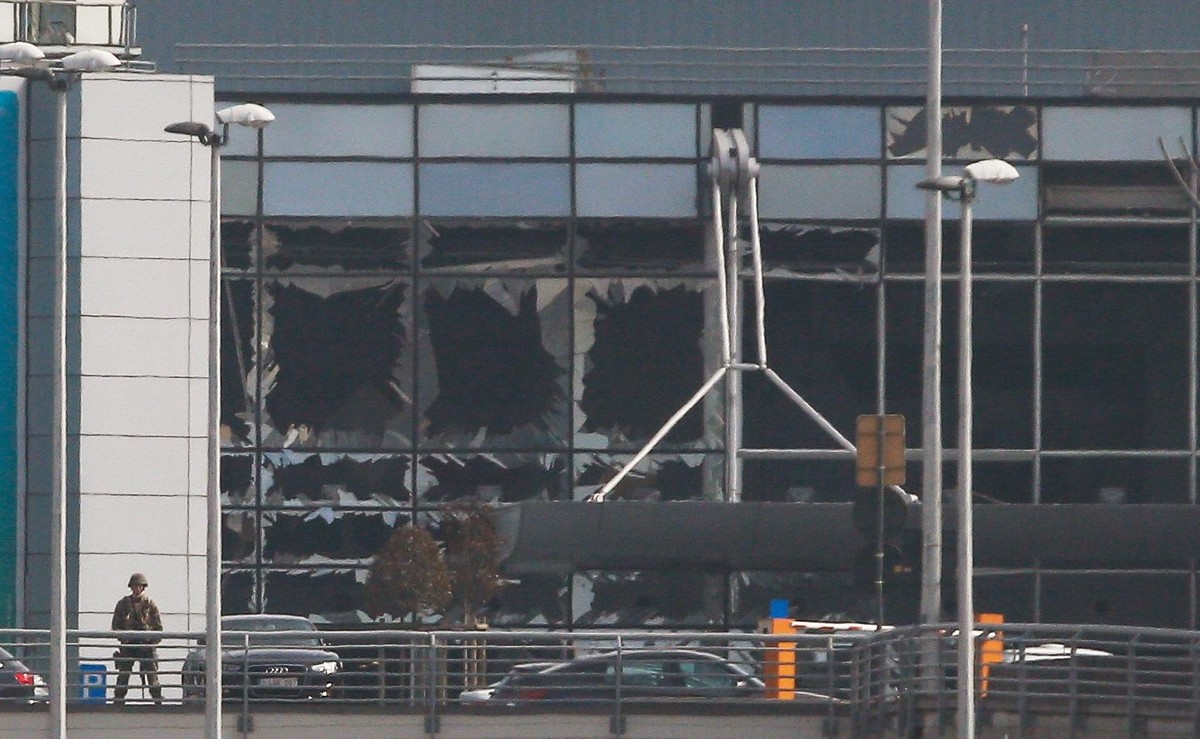 Zniszczenia w terminalu lotniska Zaventem