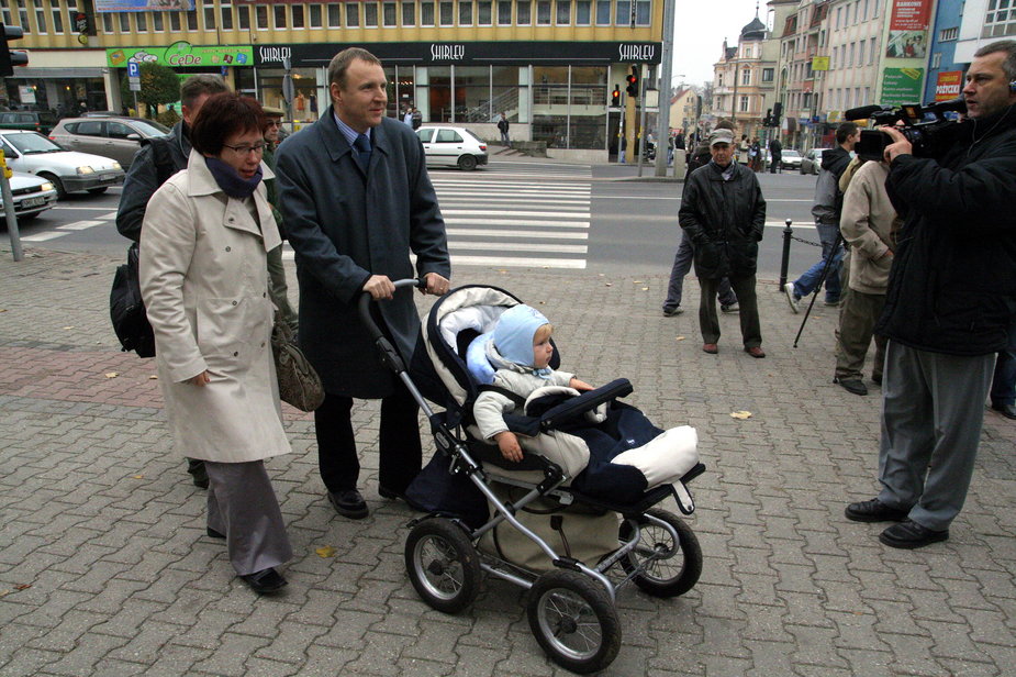 Olsztyn, 2008 r. Jacek Kurski (2L) z pierwszą żoną Moniką (2P) i synem Olgierdem (C) 