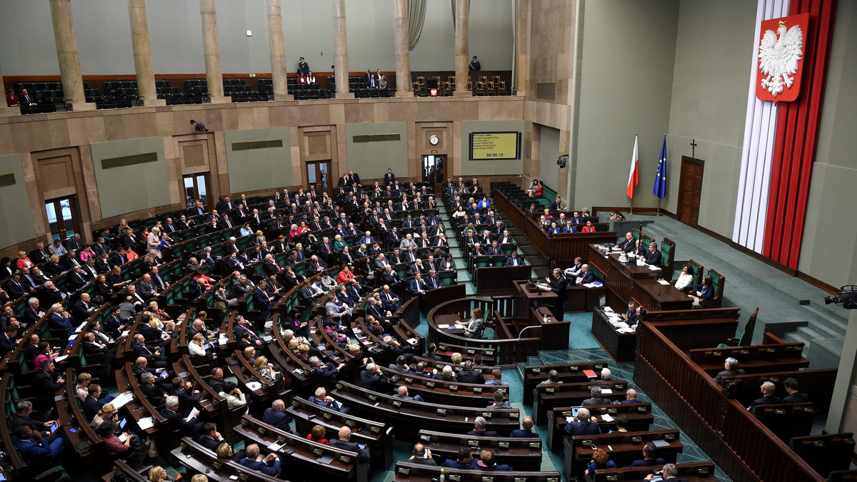 Dziś po godz. 9 Sejm wznowił obrady. Przeprowadzone zostaną głosowania, posłowie zapoznają się też m.in. z informacją o skutkach obowiązywania ustawy o ochronie praw nabywcy lokalu mieszkalnego lub domu jednorodzinnego.