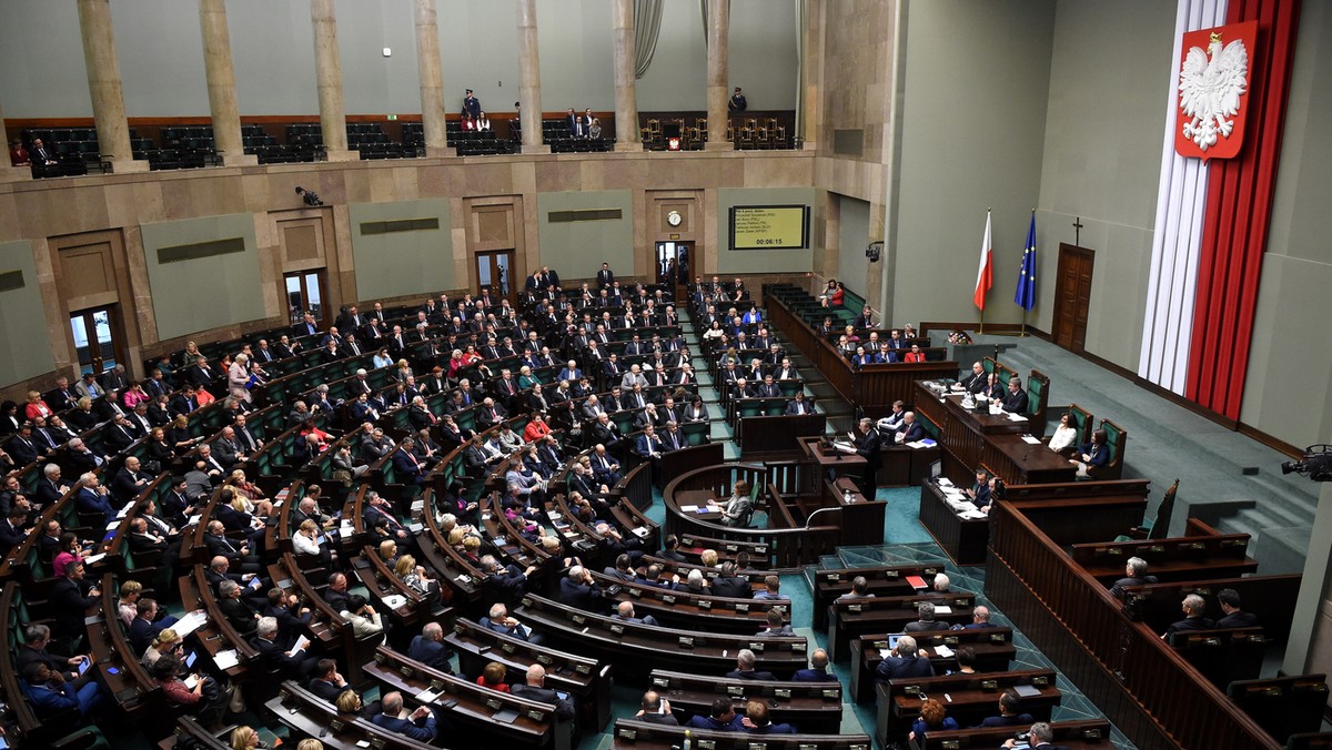 Dziś po godz. 9 Sejm wznowił obrady. Przeprowadzone zostaną głosowania, posłowie zapoznają się też m.in. z informacją o skutkach obowiązywania ustawy o ochronie praw nabywcy lokalu mieszkalnego lub domu jednorodzinnego.