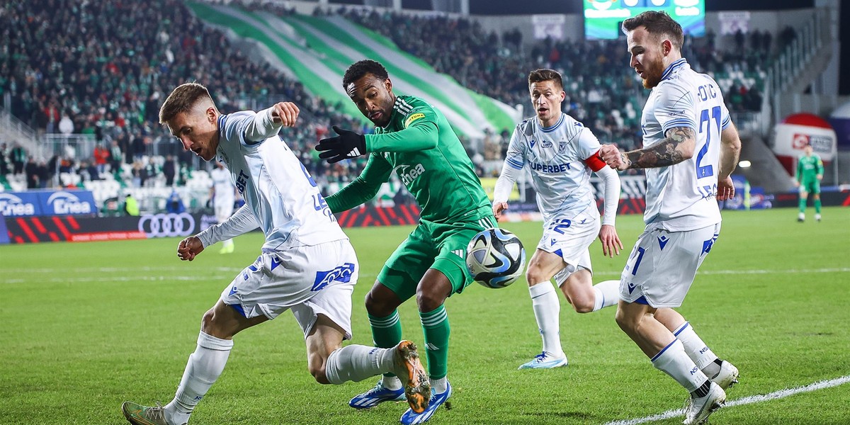 Edi Semedo (w środku) nie trafił do pustej bramki Lecha. Nie pomylił się za to Joel Pereira ( z lewej), który zdobył drugiego gola  dla Kolejorza.