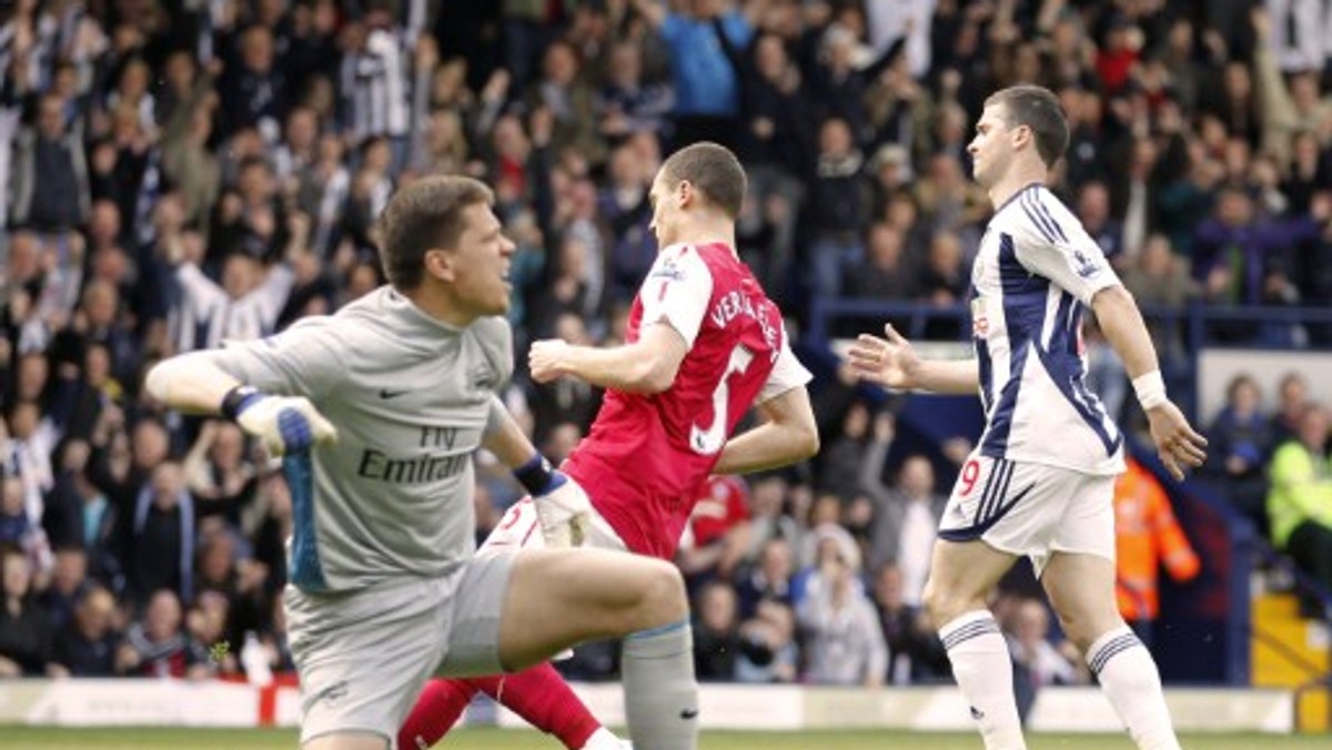 Wyjątkowo emocjonująco zapowiada się inauguracyjne spotkanie 12. kolejki Premier Leaugue, bowiem w 173. derbach północnego Londynu zmierzą się odwieczni rywale Arsenal Londyn z Tottenhamem Hotspur. W 11. minucie wracającego do bramki Kanonierów Wojciecha Szczęsnego pokonał Emmanuel Adebayor. Chwilę później Togijczyk wyleciał z boiska z czerwoną kartką otrzymaną za brutalny faul na Santim Cazorli. Arsenal odpowiedział w 24. minucie trafieniem Pera Mertesackera i poprawił w 42. minucie golem Lukasa Podolskiego. Jeszcze przed przerwą padł trzeci gol dla Kanonierów - zdobył go Olivier Giroud. Na pół godziny przed końcem meczu gospodarze podwyższyli prowadzenie po trafieniu Santiego Cazorli.