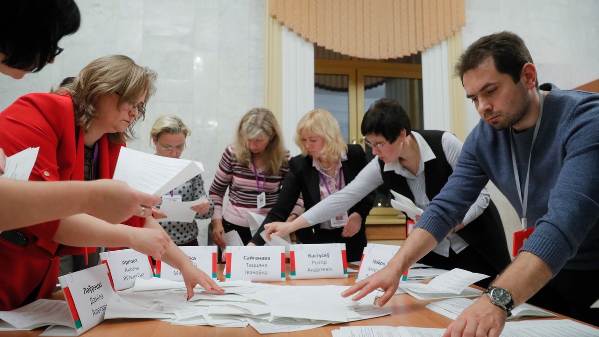 Według wstępnych danych frekwencja w niedzielnych wyborach parlamentarnych na Białorusi wyniosła 77,22 proc. Wybory uznano za ważne we wszystkich 110 okręgach - poinformowała szefowa Centralnej Komisji Wyborczej Lidzija Jarmoszyna.