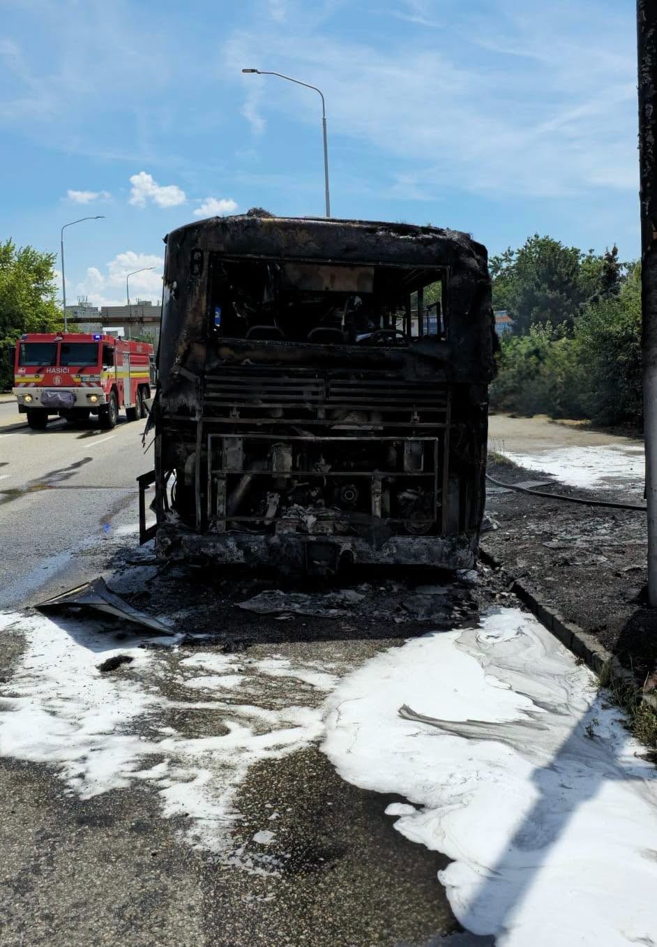 Pri požiaru autobusu, v ktorom sa viezlo 34 ľudí, sa nikto nezranil.