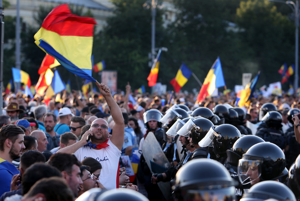 epa06941969 - ROMANIA POLITICS CORRUPTION (Romanians living abroad protesting against the government)