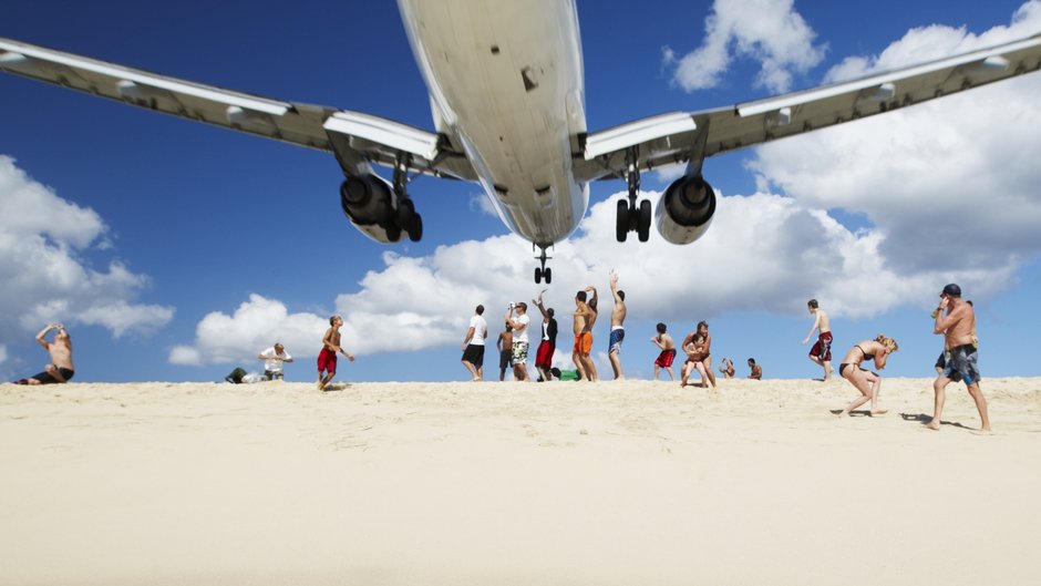 Samolot nad plażą Maho lądujący na lotnisku Princess Juliana na Karaibach