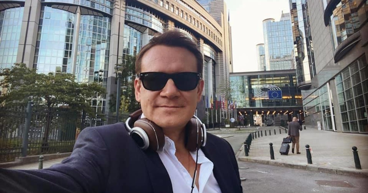 Kontrowersyjny polityk lubi luksus. Nie przeszkadzają mu długi