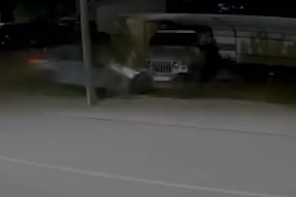 (VIDEO) OGROMNOM BRZINOM SE ZAKUCAO U AUTO U GARAŽI! Ona se urušila od siline udarca: Umalo tragedija u Vrnjačkoj Banji