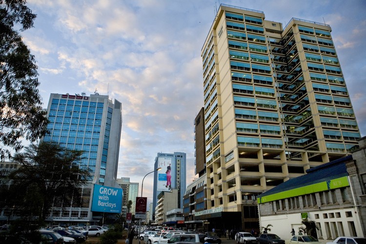 Kenia chciałaby być potęgą outsourcingu. Projekt Konza Techno City to wizja stworzenia w sektorze BPO/ITES (Business Processing Outsourcing oraz Information Technology Enabled Services) ponad 20 tysięcy miejsc pracy w średnim terminie oraz nawet 100 tysięcy do roku 2030, przy utrzymaniu 10-proc. tempa wzrostu gospodarczego (szacunkowy wzrost w 2012 roku wyniósł 4,3 proc.). Inwestycja obejmowałaby centra biznesowe, naukowe oraz konferencyjne, centra handlowe, hotele i szkoły międzynarodowe. Na zdj. po lewej siedziba banku Barclays, po prawej biurowiec Finance House.