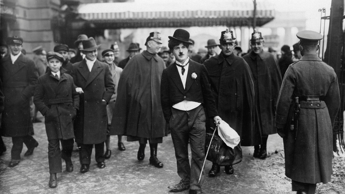 Brytyjska służba bezpieczeństwa sprawdzała przeszłość Charlie Chaplina w związku z podejrzeniami, że był on Francuzem bądź rosyjskim Żydem o nazwisku Israel Thornstein. Rzeczywiste korzenie Chaplina do dziś pozostają zagadką.