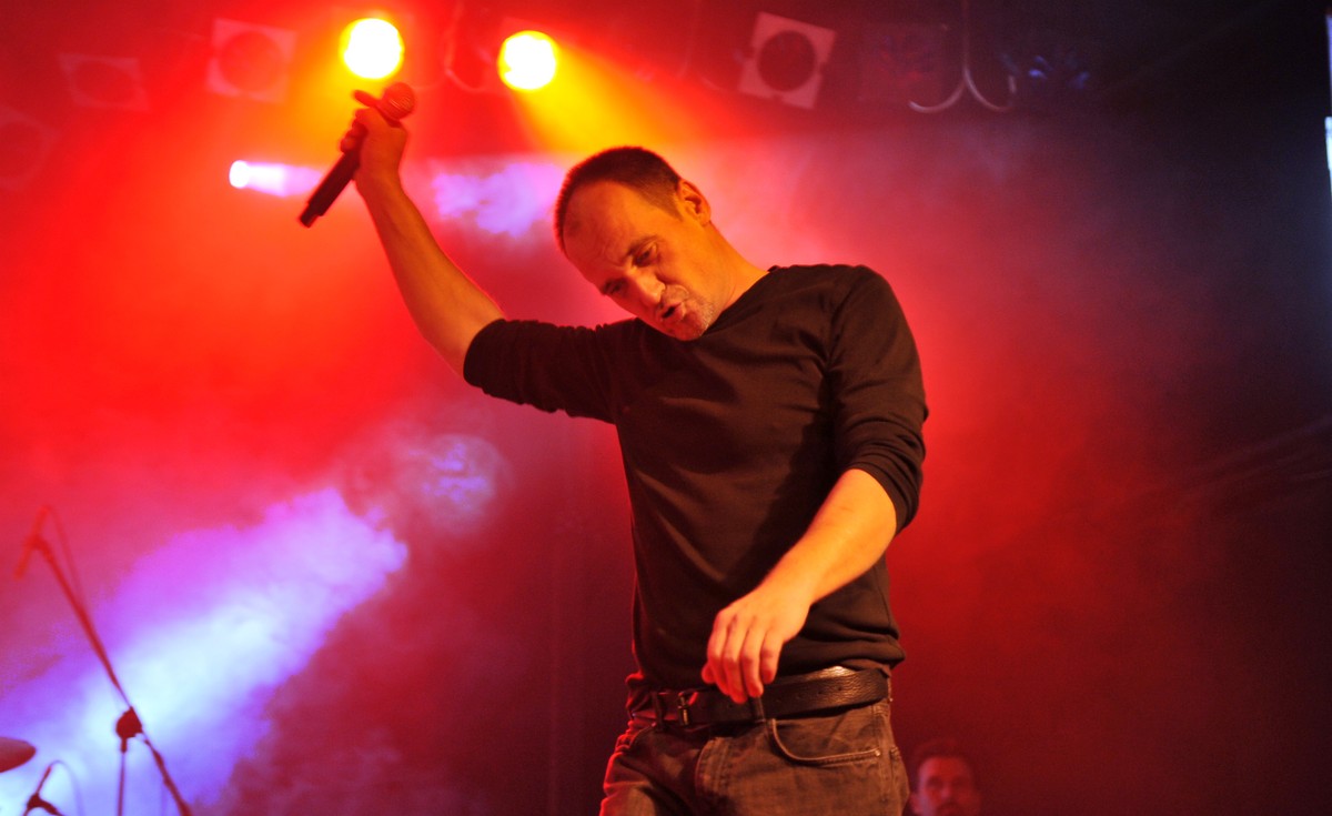 Paweł Kukiz na koncercie w klubie Stodoła