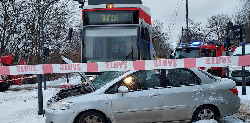 Groźny wypadek w Łodzi. Honda pod tramwajem. Są ranni