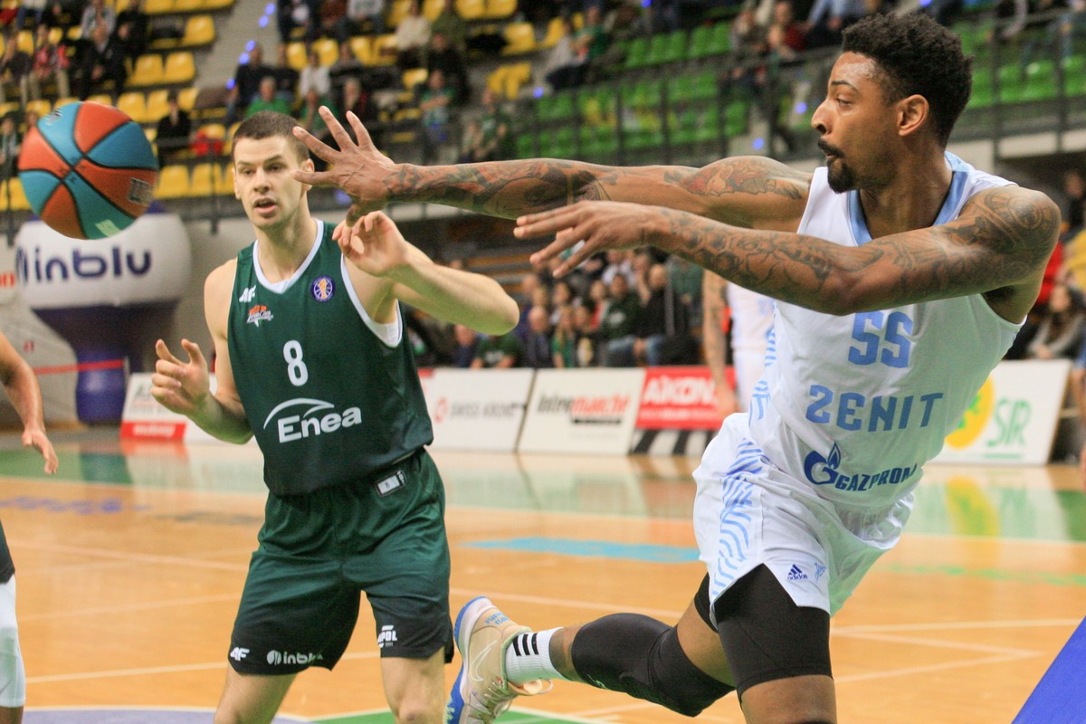 Koszykarz Enei Zastal BC Zielona Góra Dragan Apic (L) i Jordan Mickey (P) z Zenitu Sankt Petersburg podczas meczu Zjednoczonej Ligi VTB