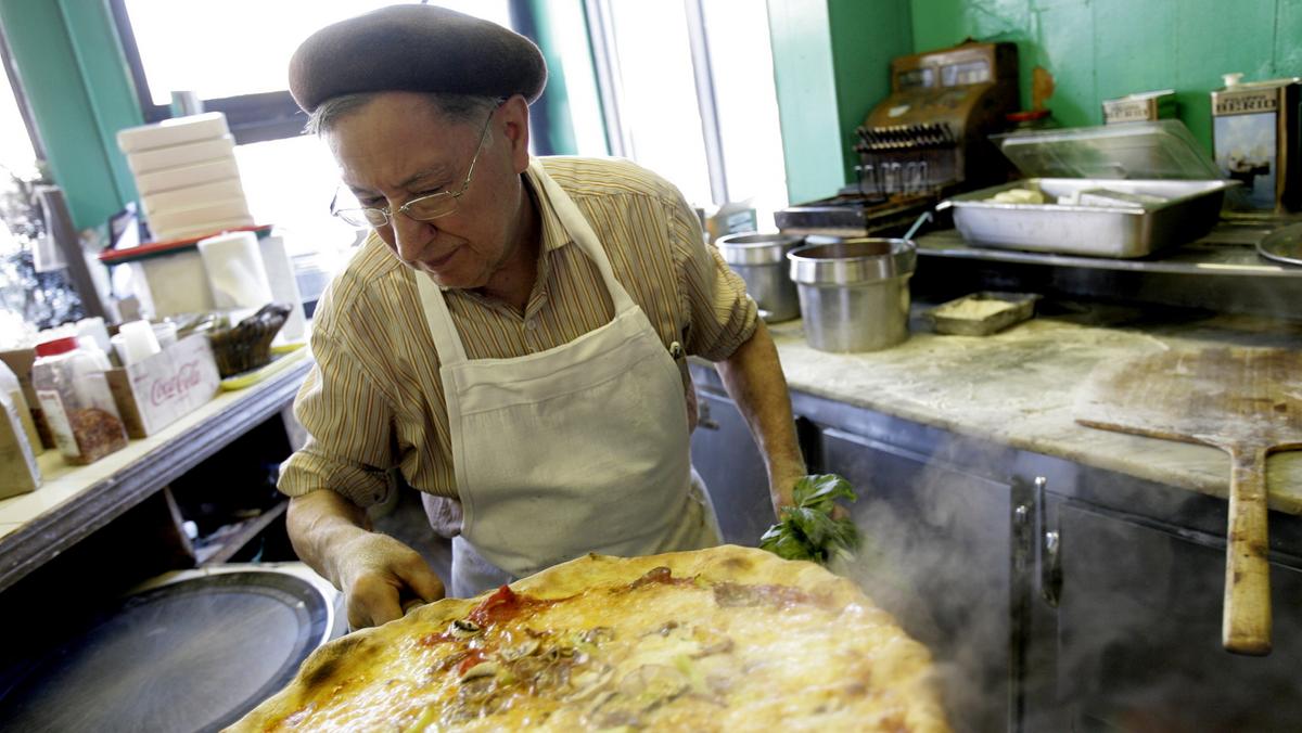 Sędziwy Domenico DeMarco z kultowej pizzerii Di Fara, gdzie od 56 lat sam przygotowuje najlepsze placki w Nowym Jorku