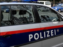 Runął w aucie w przepaść. Przeżył