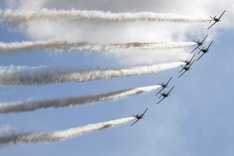 Zespół akrobacyjny Orlik podczas Międzynarodowych Pokazów Lotniczych Air Show 2013.