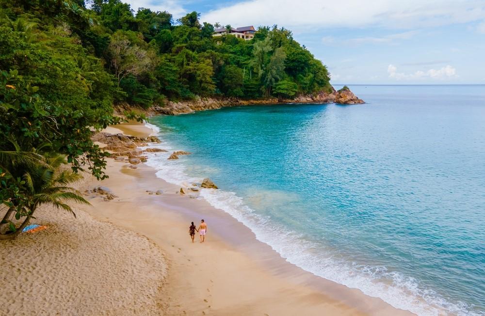 Thajský Phuket patrí dlhodobo medzi top destinácie slovenských dovolenkárov, túto zimu naň poletia aj z Bratislavy.