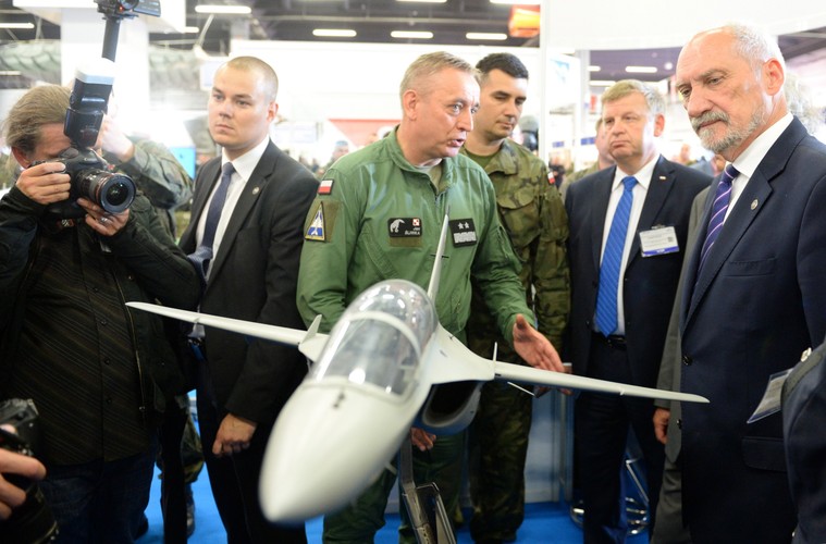 Kielce XXIV Międzynarodowy Salon Przemysłu Obronnego - Minister obrony narodowej Antoni Macierewicz P przy modelu samolotu szkolenia zaawansowanego M-346 Master. <br><br> (mr) PAP/Piotr Polak