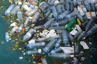 Több mint 1,3 milliárd tonna műanyagszemét halmozódhat fel a szárazföldön és az óceánokban 2040-ig