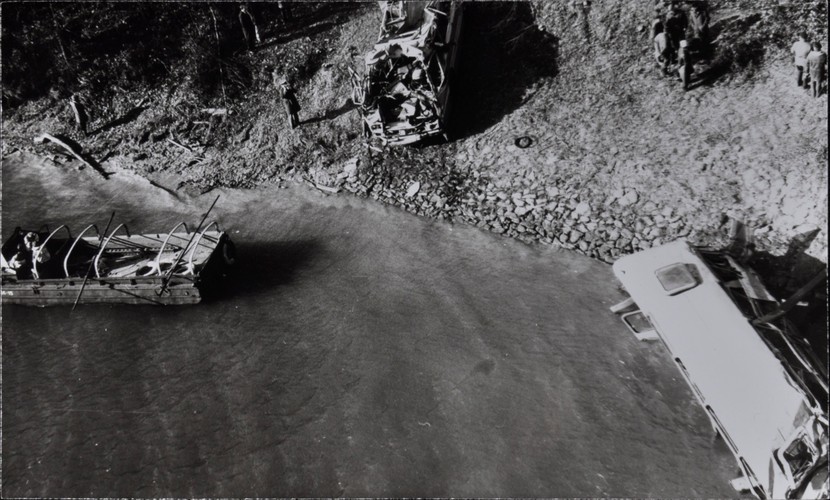 Spojrzenie z mostu. Stąd spadły dwa autobusy