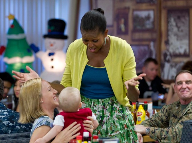 Michelle Obama w kolorowych kreacjach na wakacjach na Hawajach. Kardigan w neonowym odcieniu żółci prezydentowa prezentowała już wielokrotnie