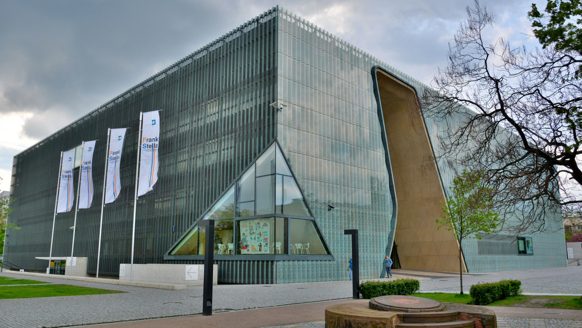 Warszawskie Muzeum POLIN wciąż czeka na dyrektora. Choć prof. Dariusz Stola wygrał konkurs na szefa placówki w maju br., nadal nie otrzymał powołania od ministra kultury. Muzeum właśnie otworzyło nową wystawę czasową, a zaplanowany na ten rok program realizowany jest bez przeszkód. Osoby bliskie muzeum przyznają jednak, że przedłużająca się tymczasowość nie służy instytucji.