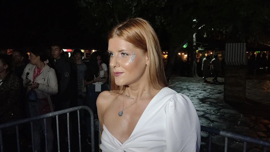 Glumica Teodora Ristovski plenila glamuroznim stajlingom