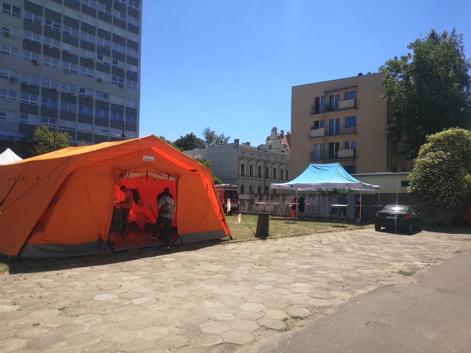 Mobilny punkt szczepień przy Placu Katedralnym w Łodzi. Przygotowano tysiąc jednodawkowej szczepionki