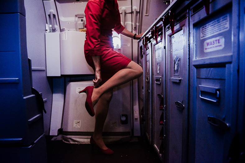 24 Photos That Show What Flight Attendants Really Do When Passengers 6983