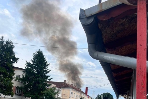 VELIKI POŽAR U ŽABARIMA Gori porodična kuća: Vatrogasci na terenu