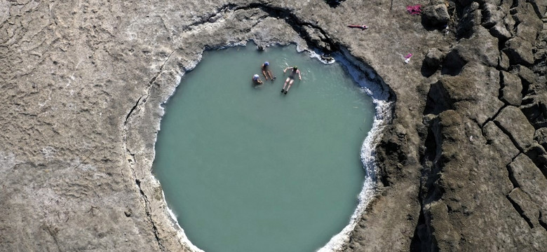 Wielkie dziury na brzegu Morza Martwego. "Zemsta natury"