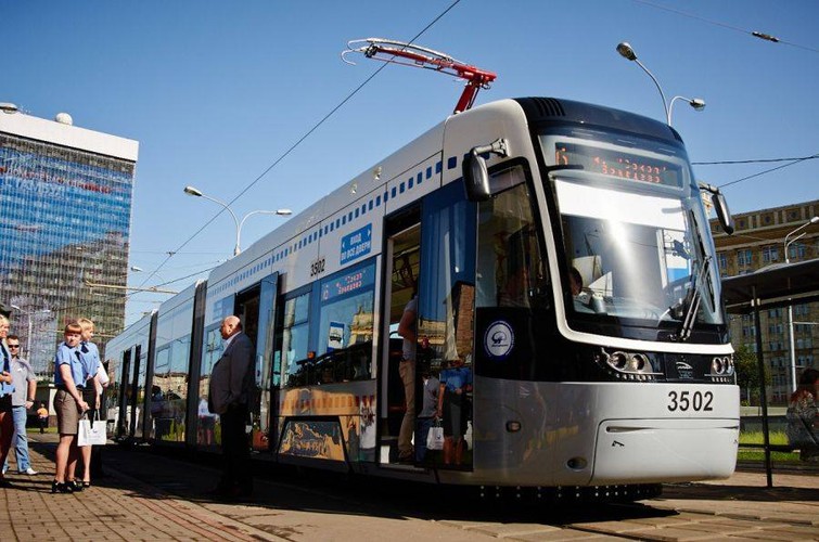 Jak usłyszeliśmy w bydgoskiej Pesie, realizacja kontraktu przebiega bez zastrzeżeń. Bólem głowy dla władz Moskwy może być za to osłabienie rosyjskiej waluty, przez co na pojazdy będą musiały wydać więcej. Wartość tego kontraktu nie została dotychczas przez stronę rosyjską ujawniona. Wiadomo jednak, że został zawarty w euro, dzięki czemu Pesa nie wzięła na siebie ryzyka rublowego. - Nasz rosyjski partner dokłada starań, żeby wahania kursowe nie wpłynęły negatywnie na wykonywanie wzajemnych zobowiązań – powiedział nam Michał Żurowski, rzecznik Pesy. Na zdj. Tramwaj Pesa Fokstrot w Moskwie