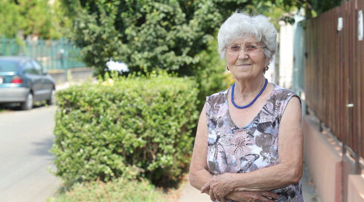 Marika (80) nem találja soknak az összeget, mégse szomorú. – Örülök, hogy gondoltak ránk, és nem vagyunk elfelejtve mi sem. Nehéz helyzetben vagyunk, így minden összegnek örülni kell, legyen az kicsi vagy nagy – magyarázta a dédnagymama /Fotó: Varga Imre