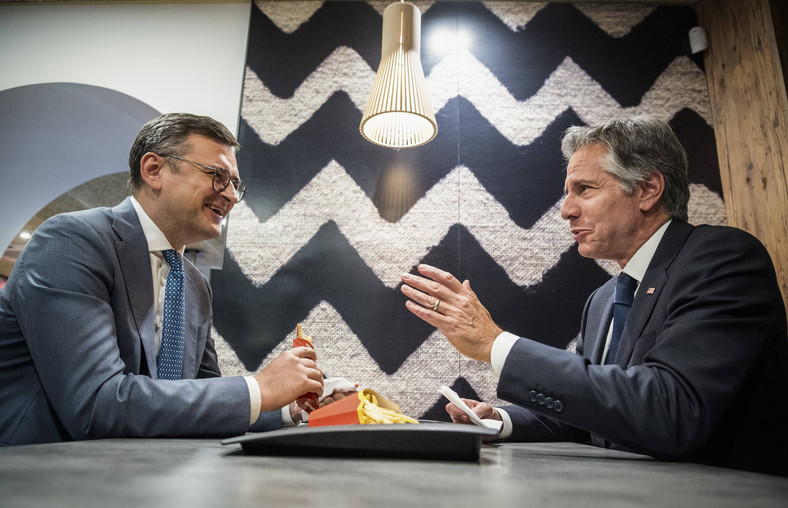 Minister spraw zagranicznych Ukrainy Dmytro Kuleba (po lewej) i sekretarz stanu USA Antony Blinken (po prawej) odwiedzają restaurację McDonald's w Kijowie, Ukraina, 6 września 2023 r.