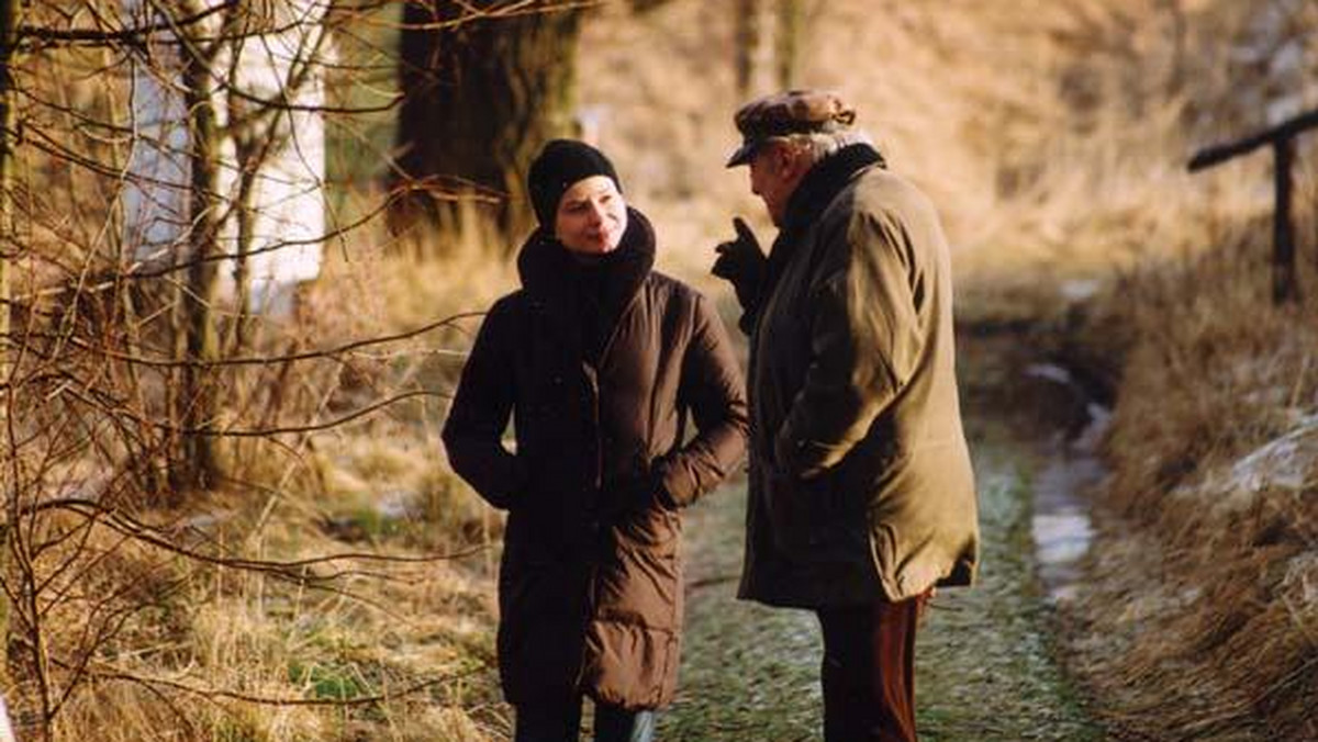Swój poprzedni film "Złoto dezerterów" Janusz Majewski zrealizował w 1998 r. Osiedlony na Mazurach zszedł trochę z oczu publiczności, by przypomnieć się teraz filmem w pełni autorskim (scenariusz, dialogi, reżyseria) "Po sezonie".