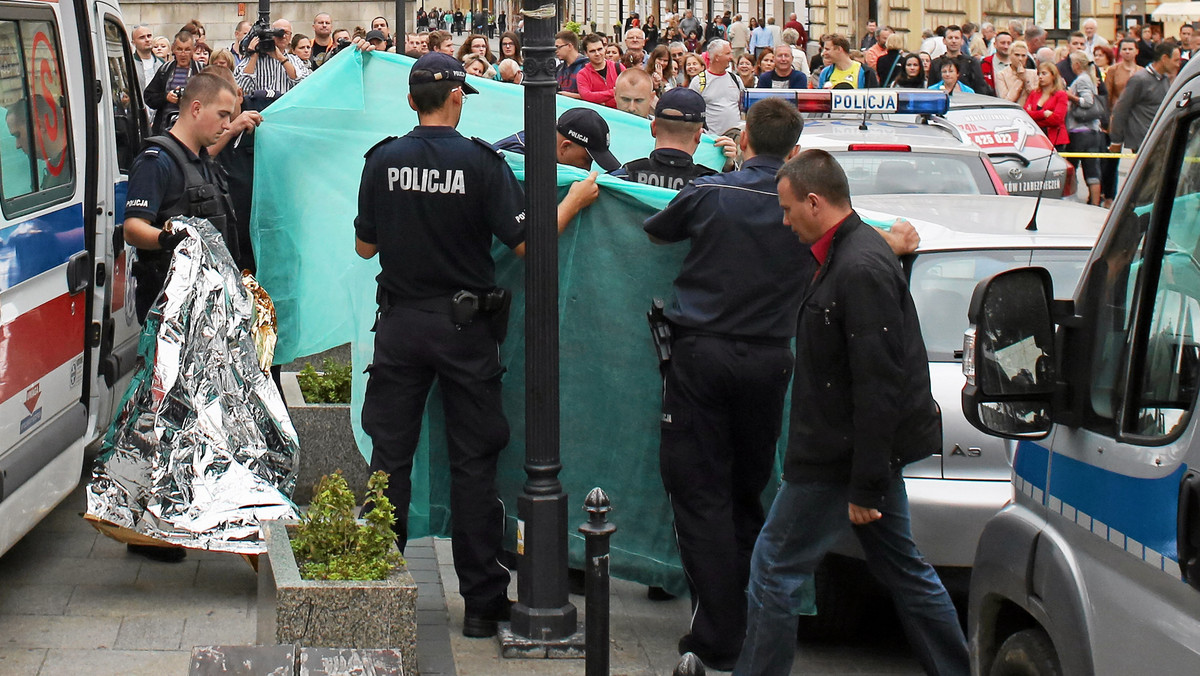 Policja z pomocą ślusarza dostała się do samochodu, zaparkowanego na ulicy Grodzkiej pod kościołem Piotra i Pawła, w którym siedział nagi mężczyzna i czytał Biblię. – Mężczyzna grzecznie wysiadł i dał się odwieźć do szpitala psychiatrycznego – mówi Anna Zbroja z małopolskiej policji.