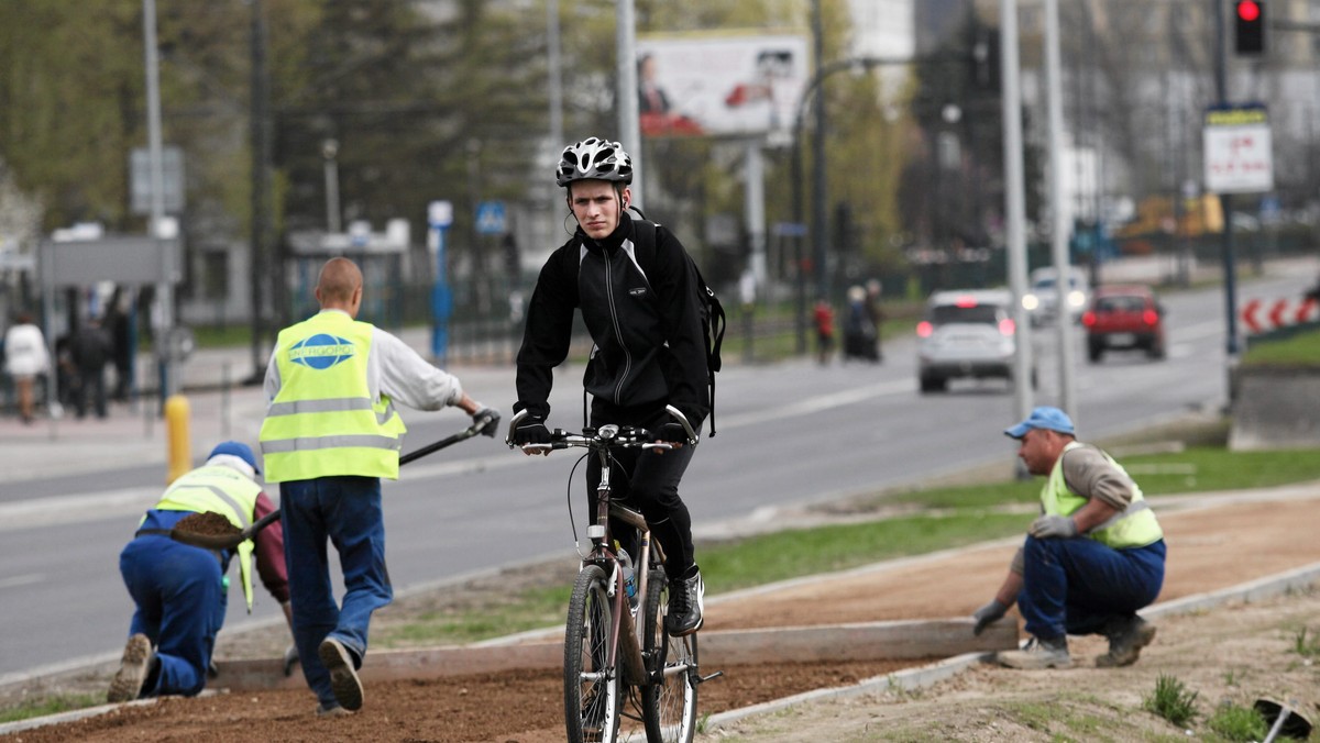 Jak się jeździ po Krakowie rowerem, każdy widzi. Generalnie nie jest najlepiej. Ale już wkrótce być może sytuacja się poprawi. W minioną niedzielę odbył się finał Święta Cyklicznego. W trakcie pikniku złożono petycję na ręce przewodniczącego Rady Miasta, w której środowiska rowerowe domagają się m.in. 10 mln złotych rocznie na rozbudowę infrastruktury rowerowej. - Jak mi pan powie skąd wziąć te 10 mln złotych, to chętnie je na to przeznaczymy - mówi Onetowi Bogusław Kośmider, przewodniczący Rady Miasta.