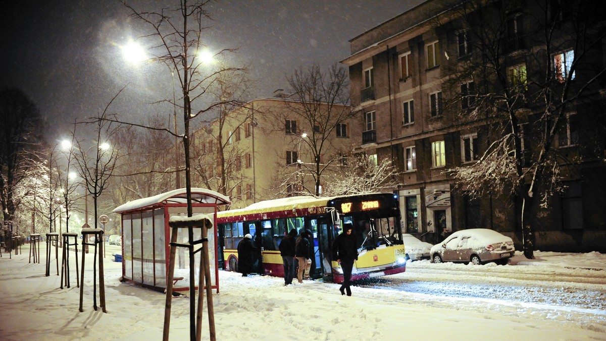 To ciężki wielkanocny poniedziałek dla tysięcy mieszkańców Mazowsza. Według najnowszych komunikatów, z powodu ataku zimy bez prądu wciąż pozostaje 56 tys. odbiorców. Usuwanie awarii potrwa do godzin wieczornych.