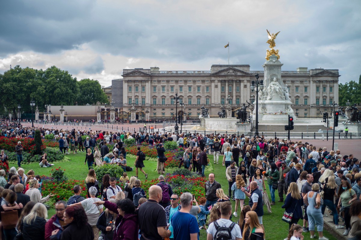 Brytyjczycy składają hołd królowej Elżbiecie II przed Buckingham Palace w Londynie