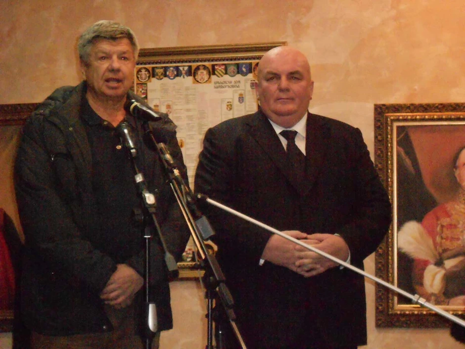 Prisutnima su se obratili Bojovićevi prijatelji, dr Dušan Stanojević i Dragan Marković-Palma   Bojovićeve ćerke Marija i Maša prezadovoljne su figurom njihovog oca.