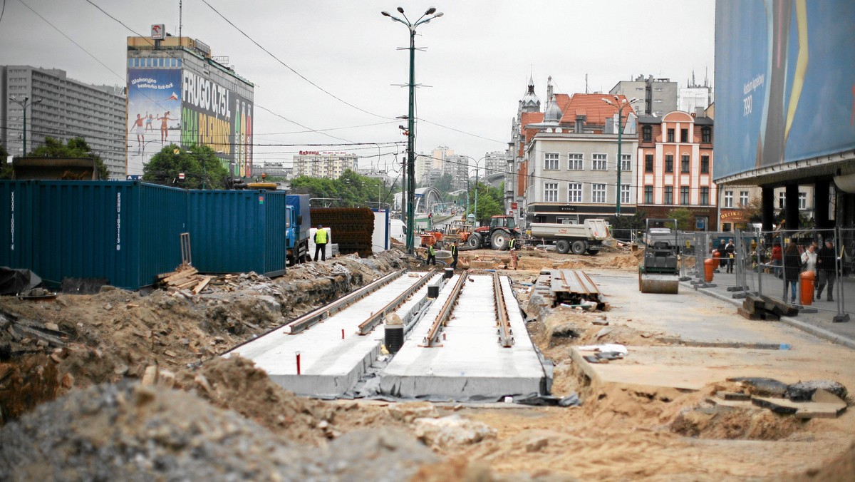 Wykonano niemal połowę planowanych prac przy realizacji pierwszego etapu przebudowy centrum Katowic. Inwestycja jest warta 28 mln złotych. Wielki remont w śródmieściu rozpoczął się w marcu, a jego finisz ma nastąpić w drugim kwartale przyszłego roku.