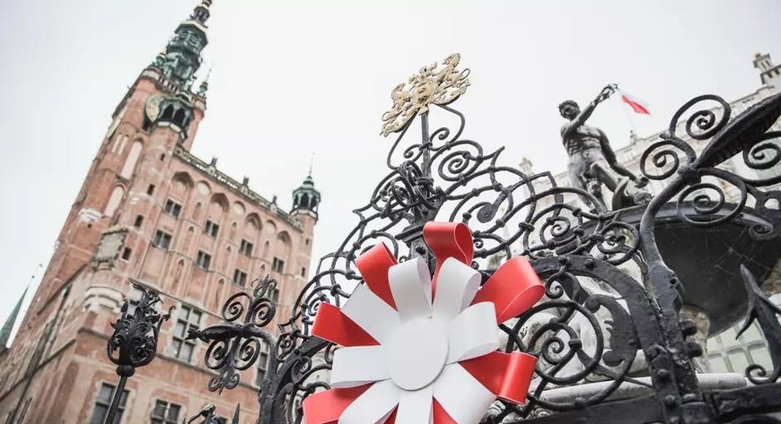 Zatrzęsienie pięknych kotylionów i kokard przygotowali wolontariusze z gdańskich klubów seniora Motława ze Śródmieścia