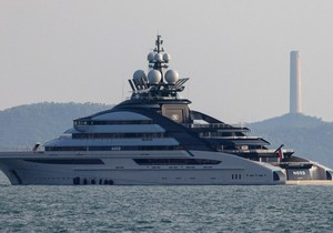 Luksuzni brod sa više paluba, vredan 500 miliona dolara, bez problema je prošao kroz trenutno najopasniju pomorsku rutu na svetu | Foto: Reuters