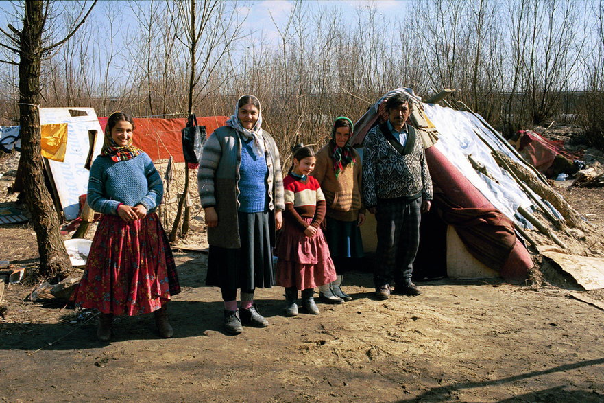 Mieszkańcy romskiego obozowiska pozują do zdjęcia. W tle widać ich prowizoryczne namioty (1994 r.)