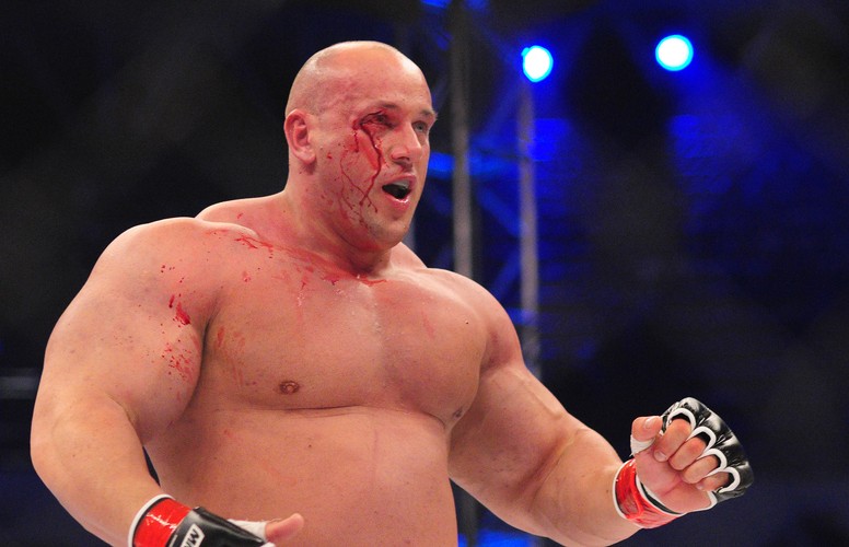 Żenujący 'popis' striptizera i 'Koksa'. Ganiali się po ringu